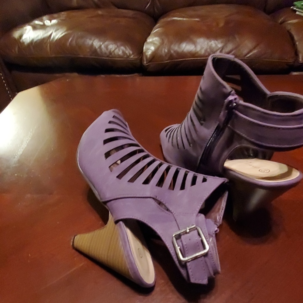 Shoes - Picture 4 of 4
